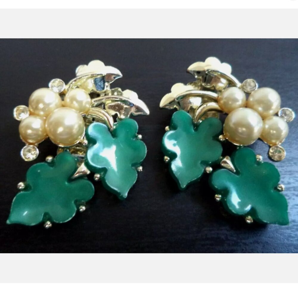 VINTAGE ESTATE RHINESTONE PEARL THERMOSET CLIP EARRINGS 1981